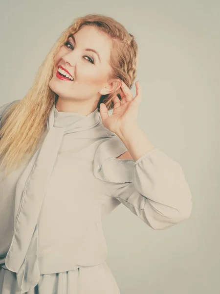 Gelukkig positieve lachende blonde vrouw — Stockfoto