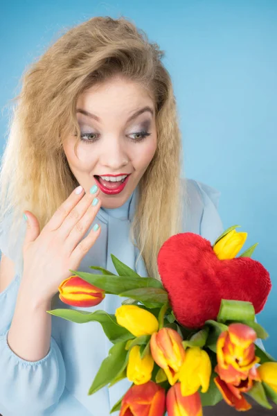 Femme tient des tulipes et coeur rouge — Photo