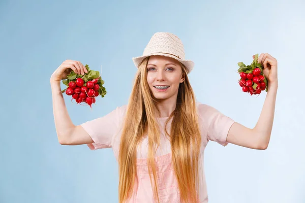 Happy woman holding radish — Stock Photo, Image