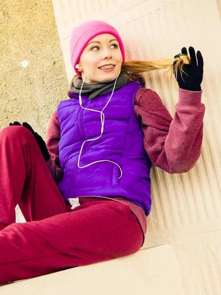 Mujer usando ropa deportiva cálida relajante después de hacer ejercicio —  Fotos de Stock