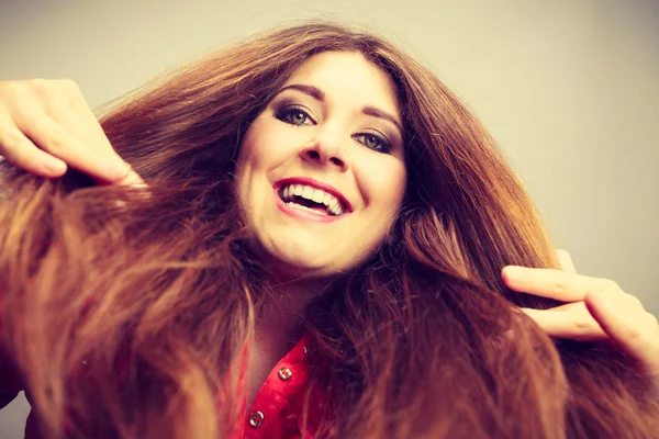 Feliz mulher positiva com cabelos castanhos longos — Fotografia de Stock