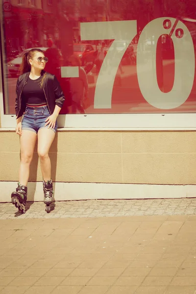 販売の横にローラー スケートを着ている女性 — ストック写真