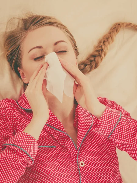 Vrouw ziek met griep op bed liggen — Stockfoto