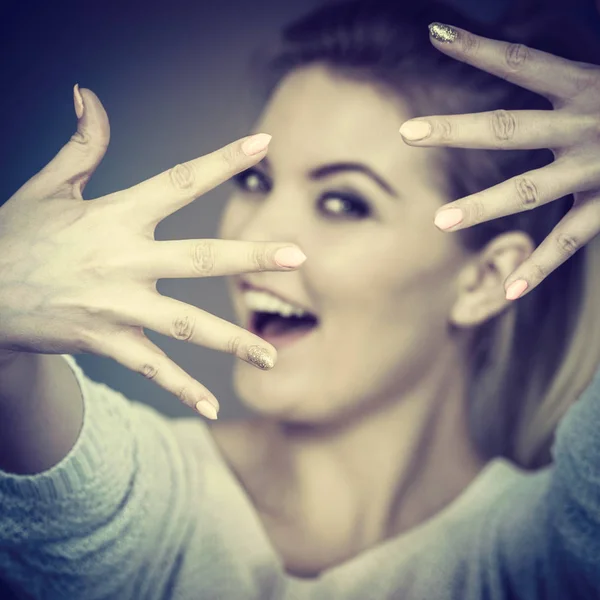 Mujer feliz mostrando sus manos —  Fotos de Stock