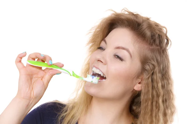 Mulher escovando dentes de limpeza — Fotografia de Stock