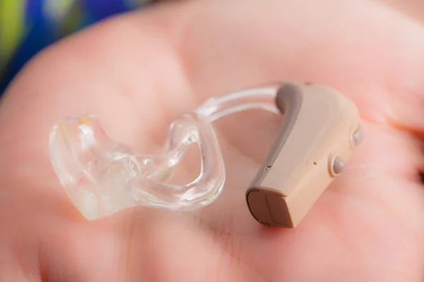 Idoso segurando aparelho auditivo close-up — Fotografia de Stock