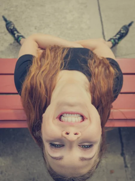 Primo piano di divertente giovane donna adolescente — Foto Stock