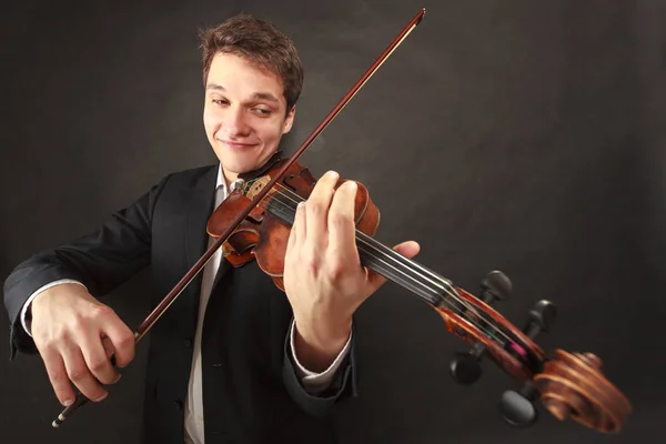 Человек, играющий на скрипке, показывает эмоции и выражения — стоковое фото