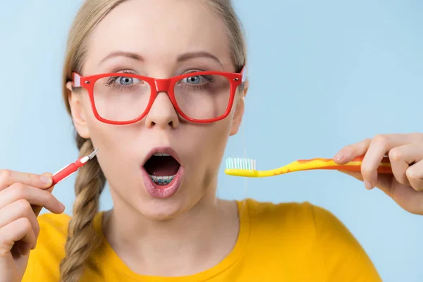 女人笑着用牙套刷牙 — 图库照片
