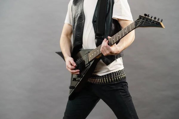 전기 기타를 연주하는 남자 손 — 스톡 사진