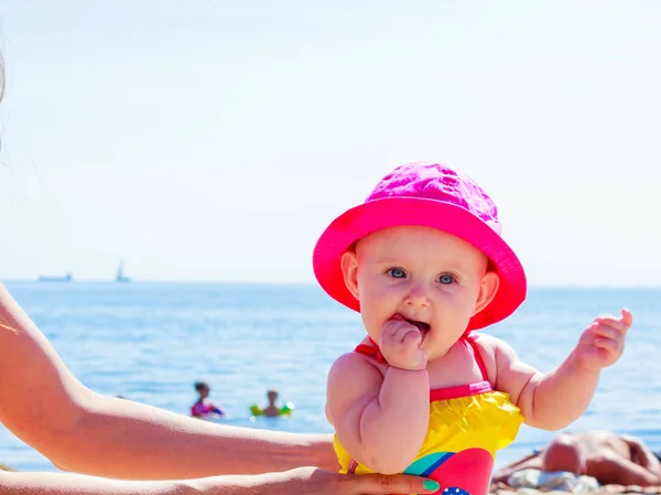 Dziecko trzyma dorosłych ręce na plaży — Zdjęcie stockowe