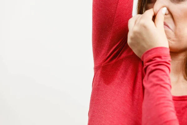 Kvinner som svetter veldig dårlig har våt armhule – stockfoto