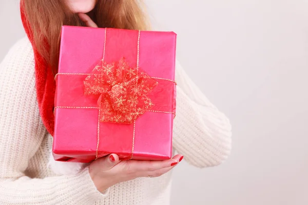 Mulher segurando caixa de presente. Tempo de Natal — Fotografia de Stock