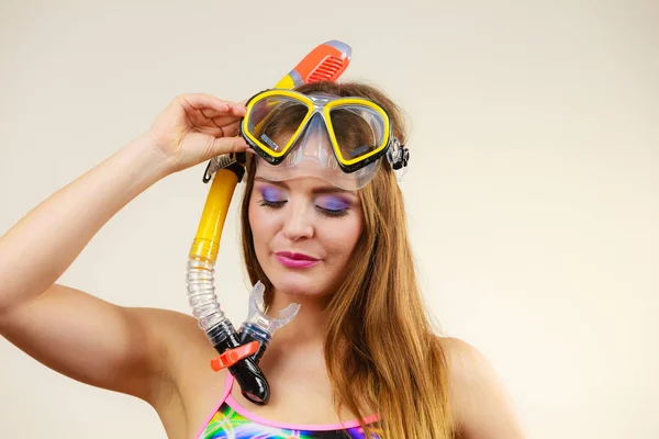 Mujer con máscara de snorkel divertirse —  Fotos de Stock
