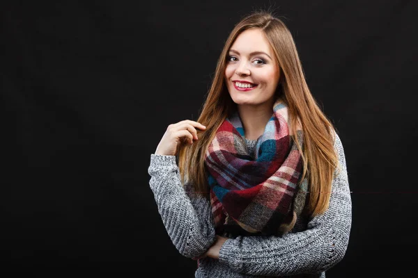 Ragazza sorridente indossa calda sciarpa di legno — Foto Stock