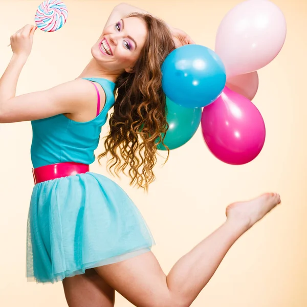 Женщина с красочными воздушными шарами и леденцом — стоковое фото