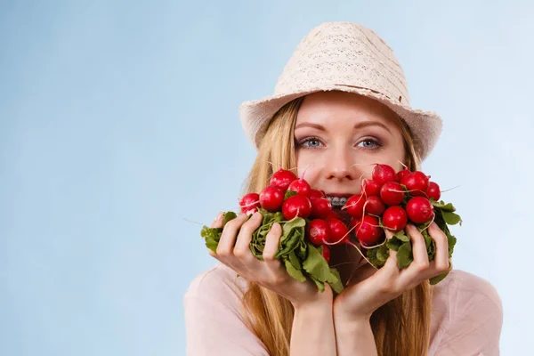 Mulher feliz segurando rabanete — Fotografia de Stock