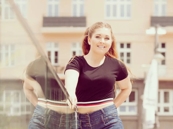 Feliz adolescente mulher lá fora . — Fotografia de Stock