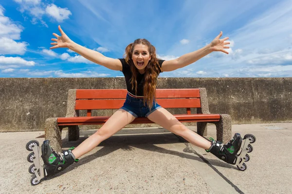 うれしそうな少女の身に着けているローラー スケート — ストック写真