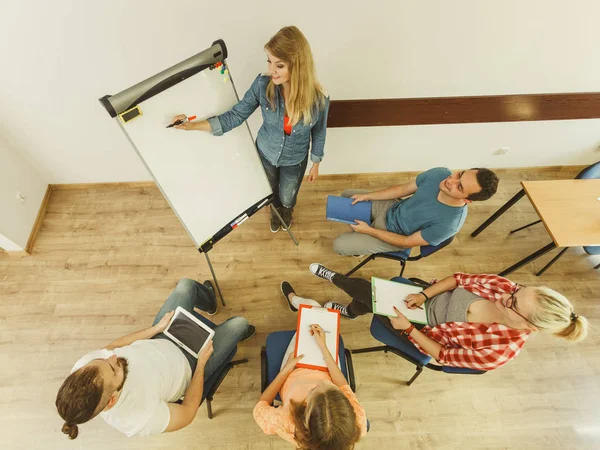 Grupo de personas estudiantes trabajando juntos — Foto de Stock