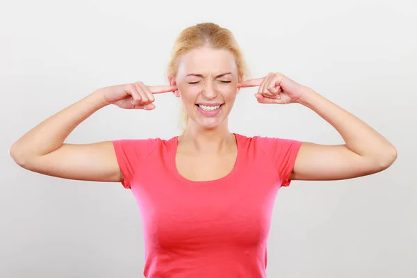 Kvinna stänga öronen med fingrar — Stockfoto