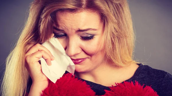 Traurige, depressive Frau weint unter Depressionen — Stockfoto