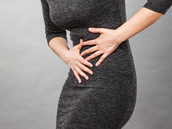 Mujer con fuerte dolor de estómago. Síndromos — Foto de Stock