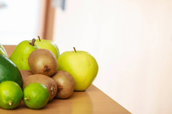 Appel, kiwi, kalk- en perenbomen — Stockfoto