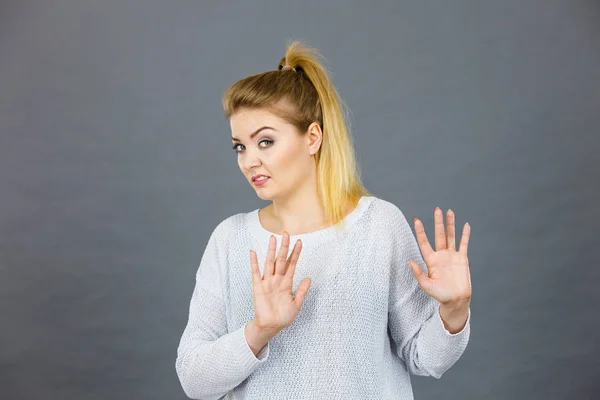 Frau leugnet etwas, zeigt Stopp-Geste mit den Händen — Stockfoto