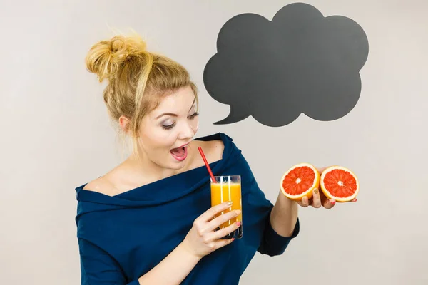 Mulher feliz segurando suco de laranja fresco — Fotografia de Stock