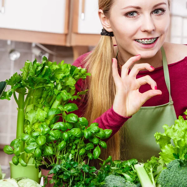 Žena v kuchyni s mnoha zelená zelenina — Stock fotografie