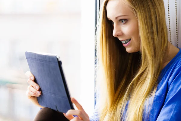 Schülerin mit Tablet sitzt auf Fensterbank — Stockfoto