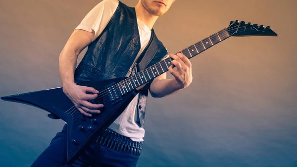 Jeune homme jouant de la guitare électrique — Photo