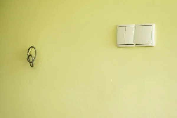 Twee lichtschakelaars op gele muur — Stockfoto