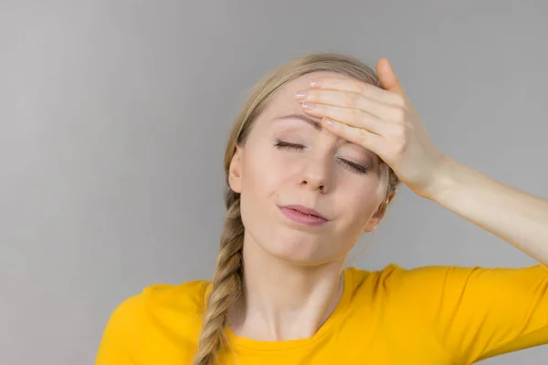 Mujer con dolor de cabeza —  Fotos de Stock