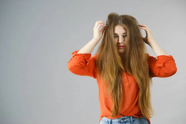 Mulher tendo emaranhado o cabelo — Fotografia de Stock