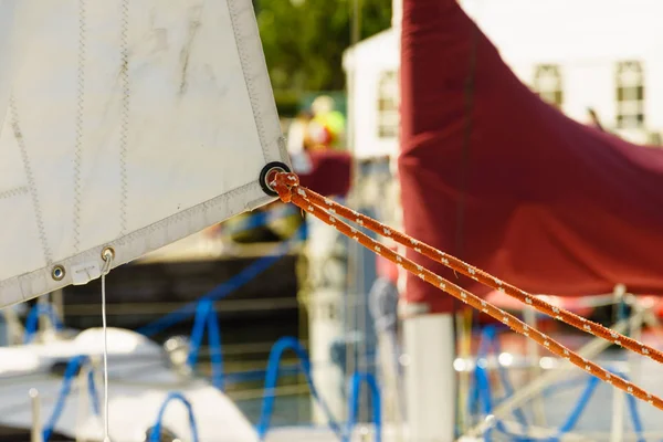 Zeil wit touw op boot — Stockfoto