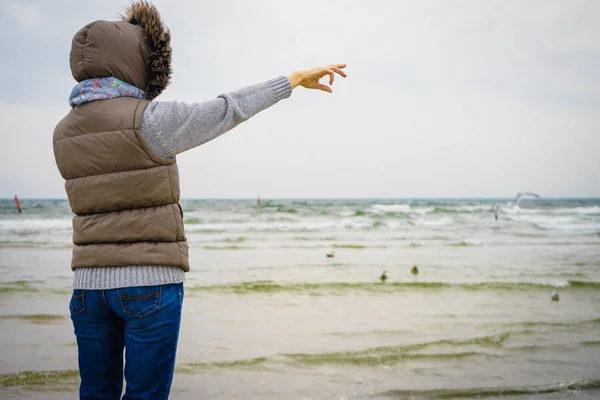 Woman walking on beach, autumn cold day — Stock Photo, Image