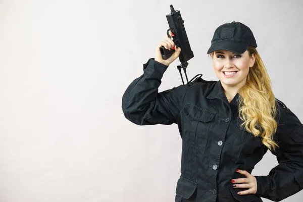 Mujer feliz siendo oficial de policía — Foto de Stock