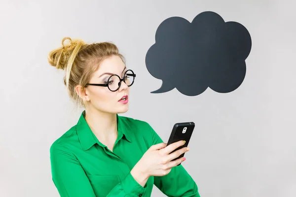 Focused business woman looking at phone, thinking bubble — Stock Photo, Image