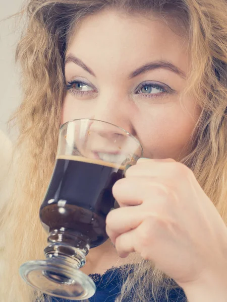 Femme positive buvant son café du matin — Photo