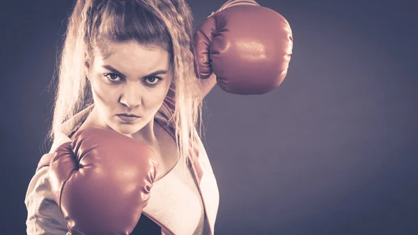 Donna arrabbiata che indossa guanti da boxe — Foto Stock