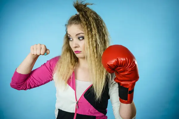 Mujer divertida usando guantes de boxeo —  Fotos de Stock