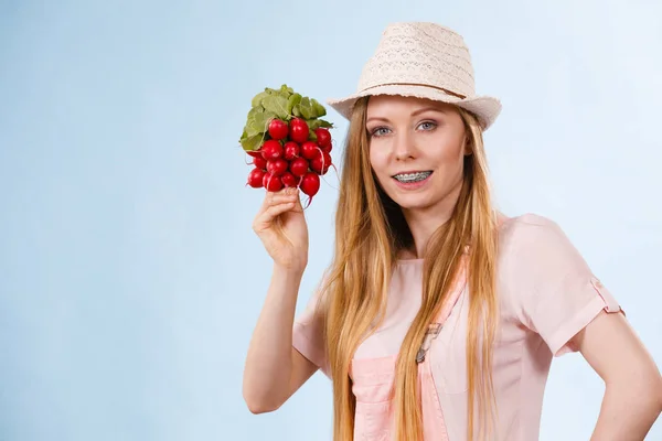 Glückliche Frau hält Rettich in der Hand — Stockfoto