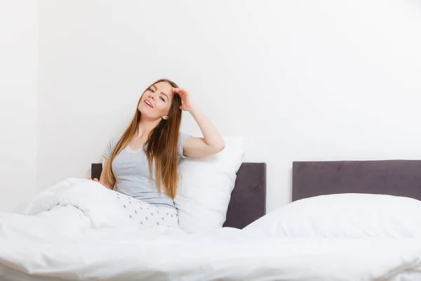 Menina bocejando na cama . — Fotografia de Stock