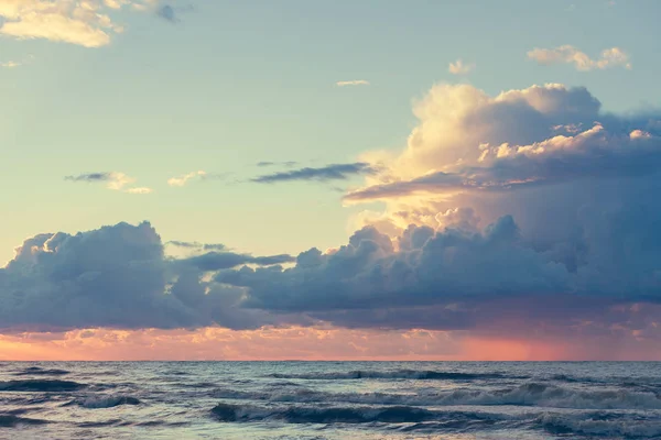 Pôr do sol beatiful com nuvens sobre o mar Báltico — Fotografia de Stock