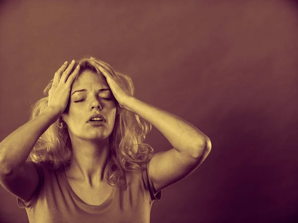 Stressato, frustrato, depresso giovane donna nel dolore — Foto Stock