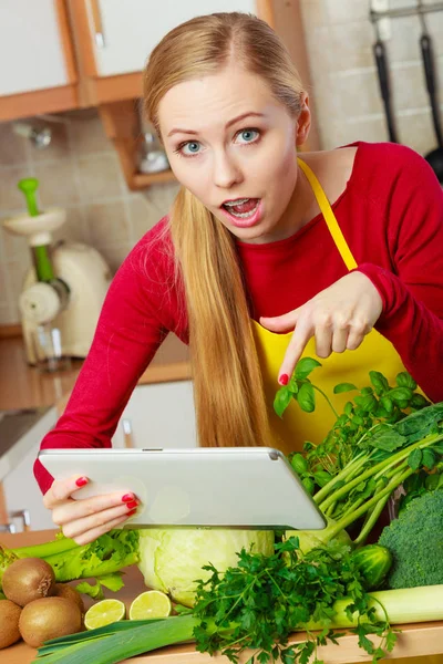 女性が料理を考えて緑の野菜 — ストック写真