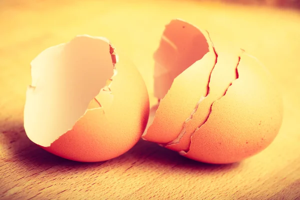 Detailed closeup of empty cracked eggshells — Stock Photo, Image