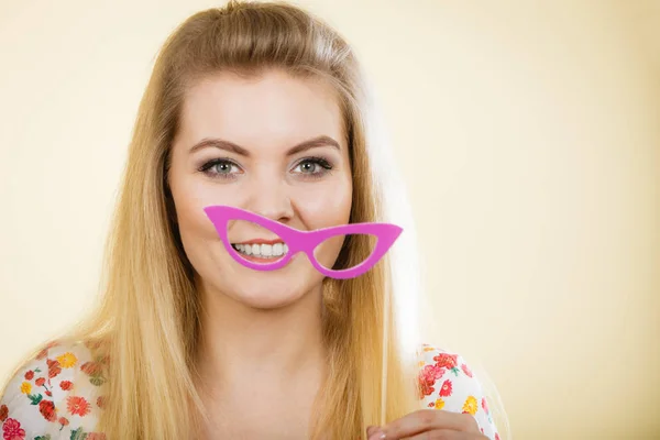 Mulher feliz segurando óculos falsos no pau — Fotografia de Stock